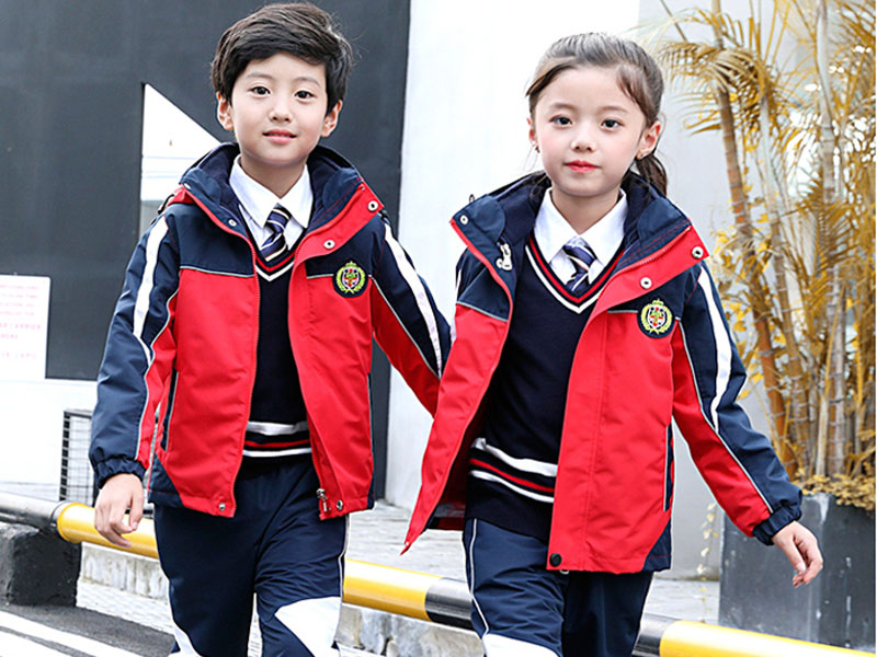 红色小学生冲锋衣校服展示