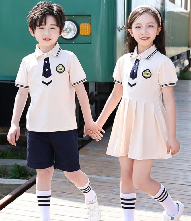 米色小学生校服展示，展现学生活力无限的一面