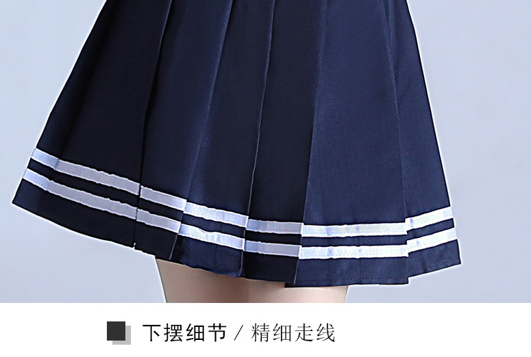 女生短裙校服下摆细节展示，百褶裙校服