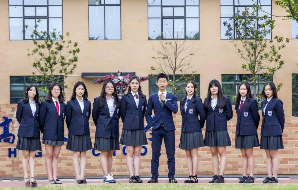 苏州国际学校学生穿校服合影图