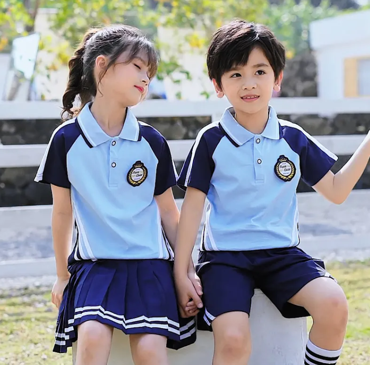 浅蓝色幼儿园校服展示3